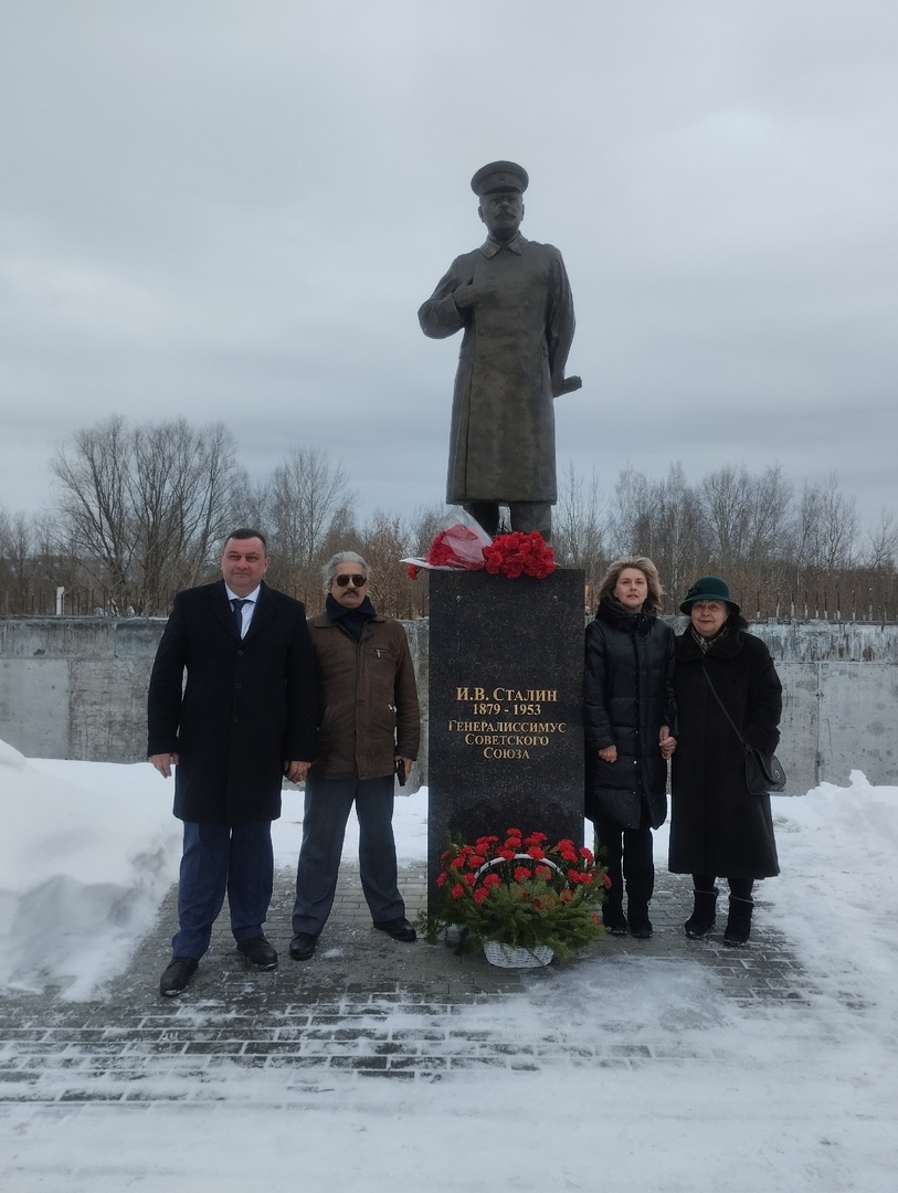 Правнук Сталина возложил цветы к его памятнику на Бору | Информационное  агентство «Время Н»