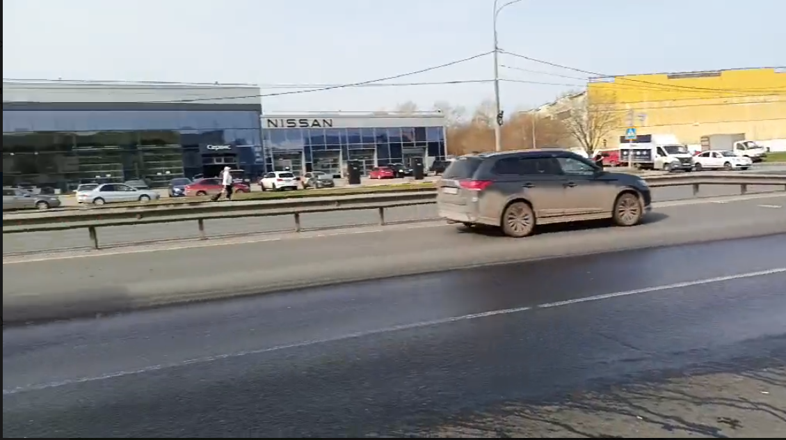 Мужчина на электросамокате разбился, врезавшись в микроавтобус на Комсомольском шоссе