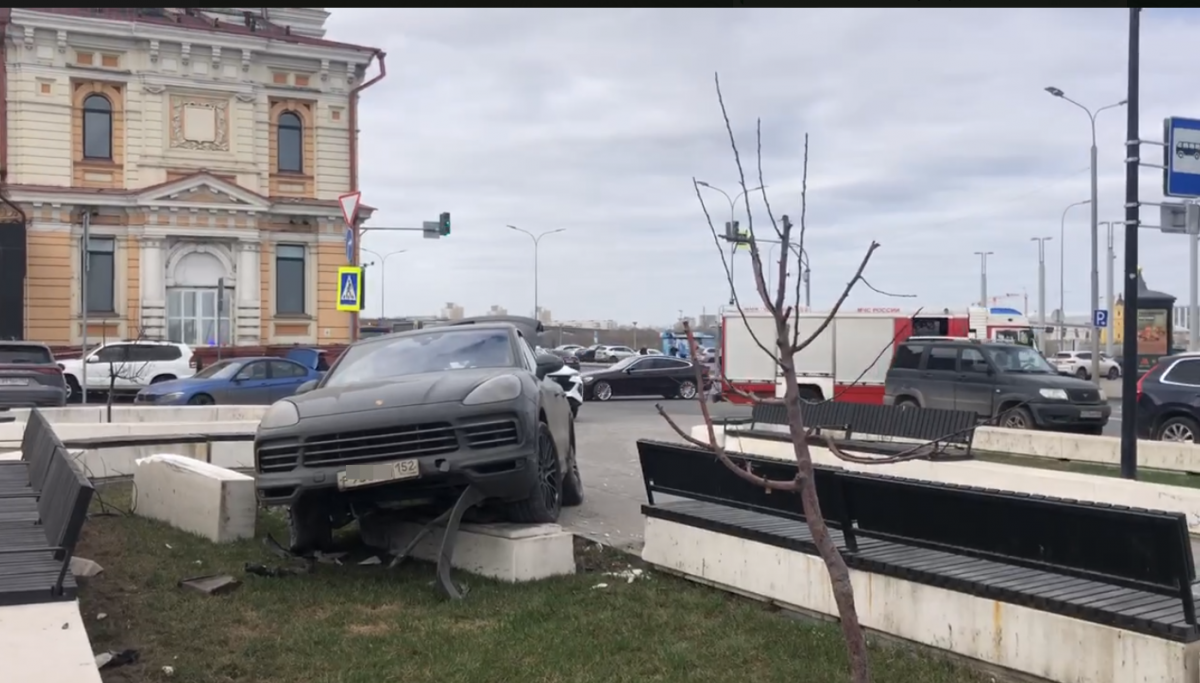 «Порше» улетел в остановку после столкновения с «Лексусом» на площади Маркина