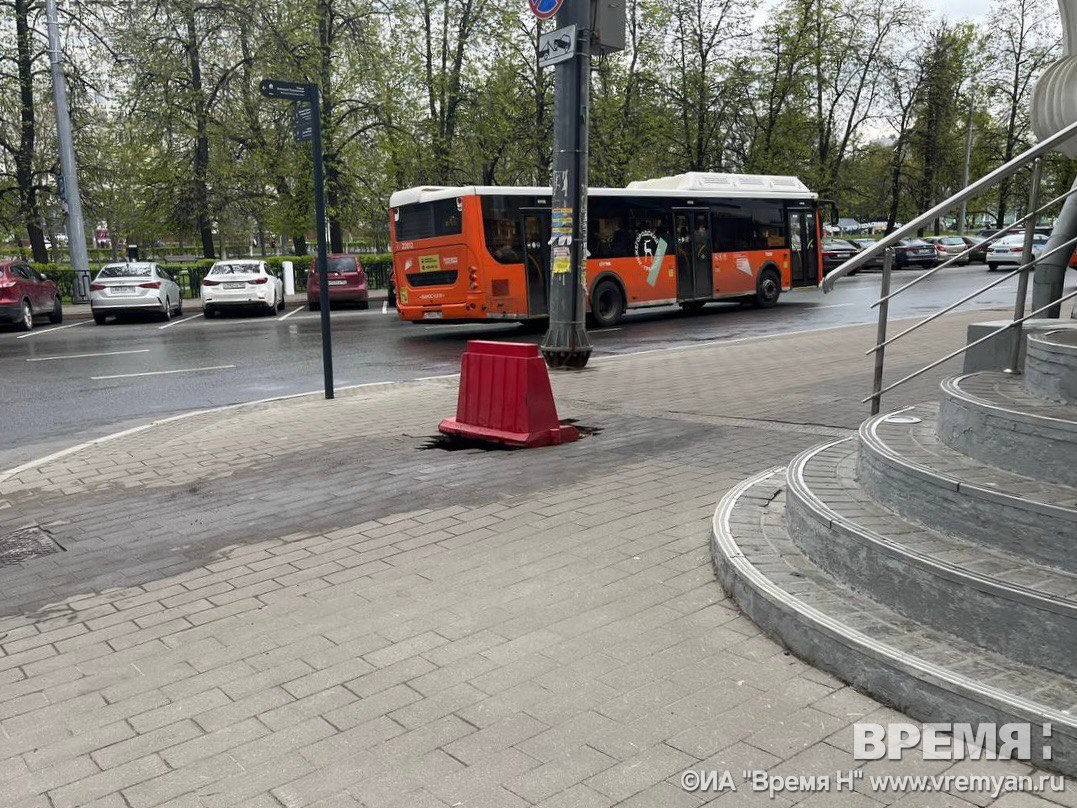 Тротуар на площади Горького восстановят в ближайшие дни