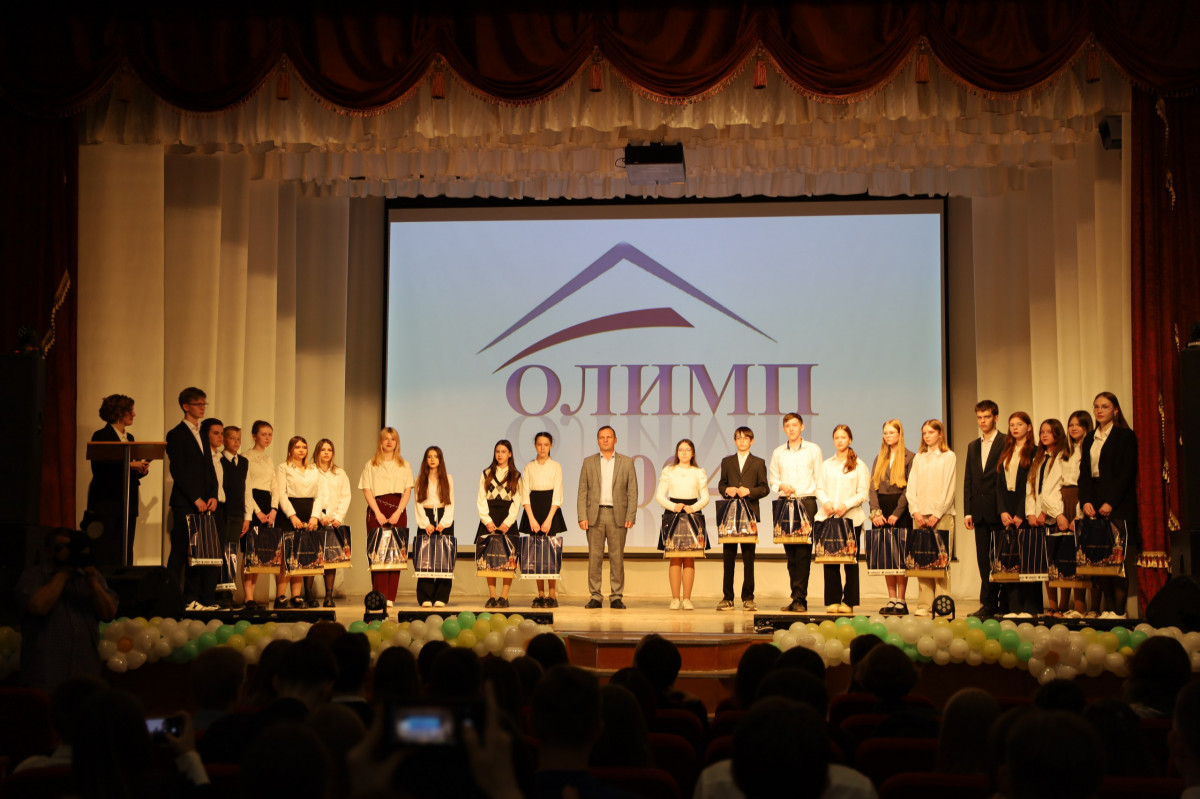 100 дзержинских школьников приняли участие в церемонии «Олимп»