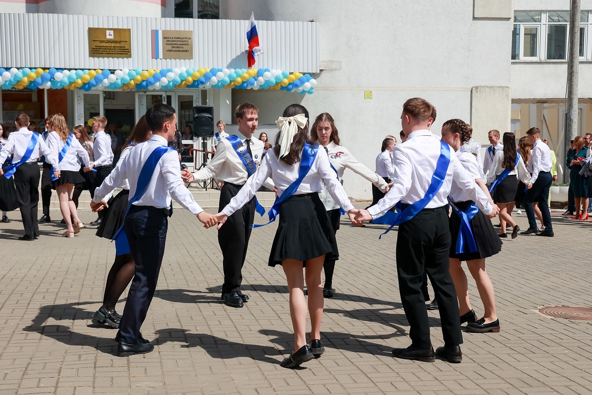 Глава Нижнего Новгорода Юрий Шалабаев поздравил одиннадцатиклассников школы №151 с последним звонком