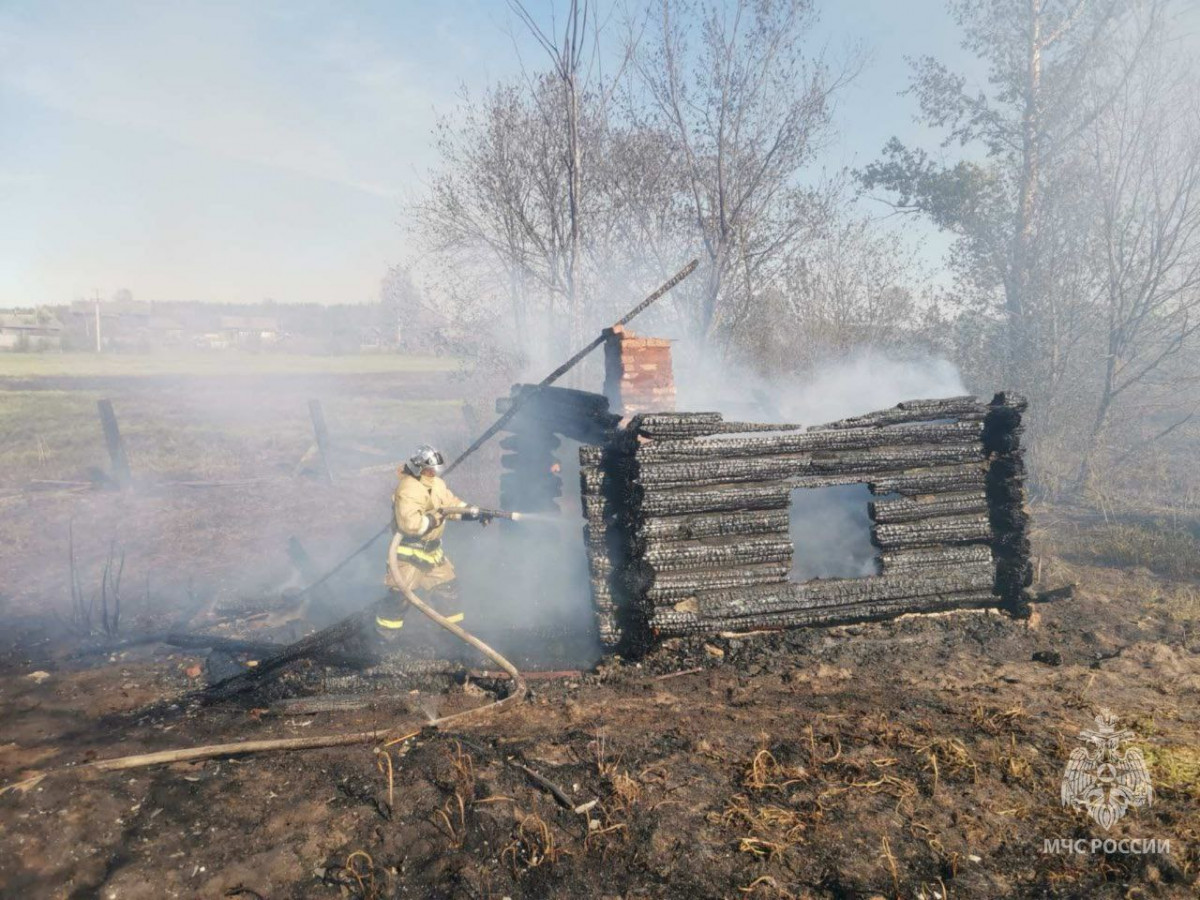 Пять домов и три постройки сгорели из-за неосторожности в Шахунье
