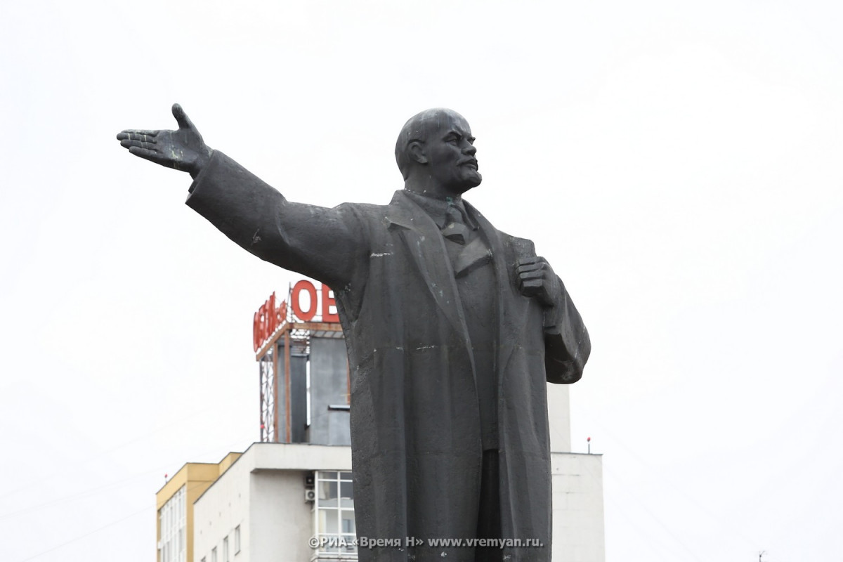 Вандалы расписали ругательствами памятник Ленину в Нижнем Новгороде |  Информационное агентство «Время Н»