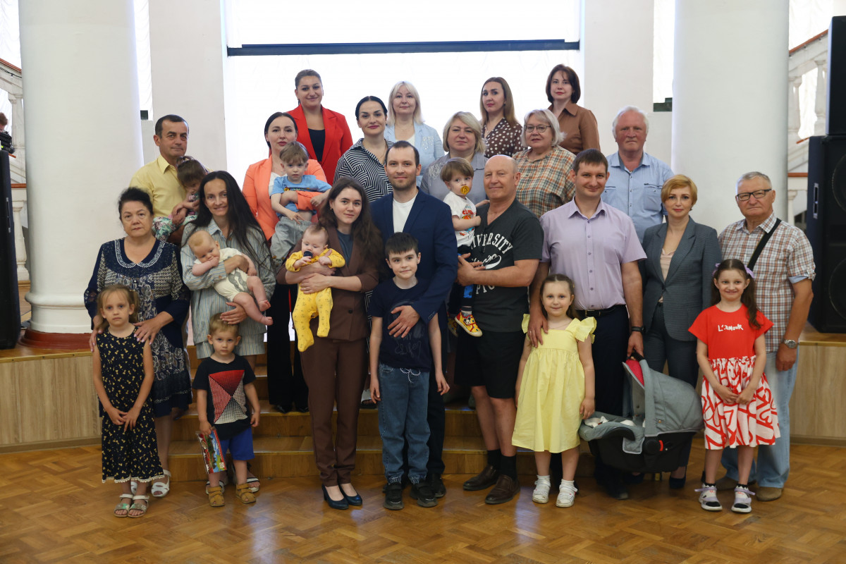 Семьи с новорожденными детьми поздравили в Дзержинске перед Днем защиты детей