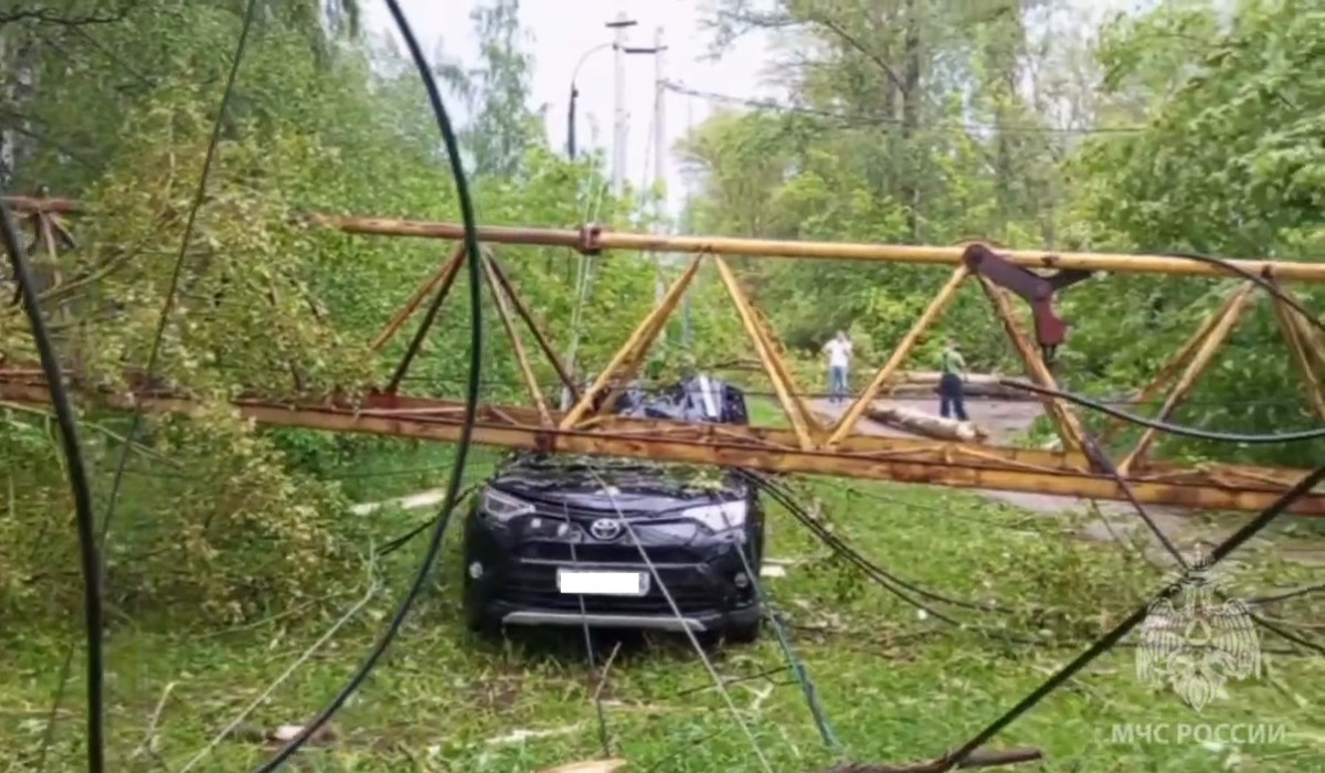 Мощный ветер снес башенный кран на заброшенной стройке в Кстове