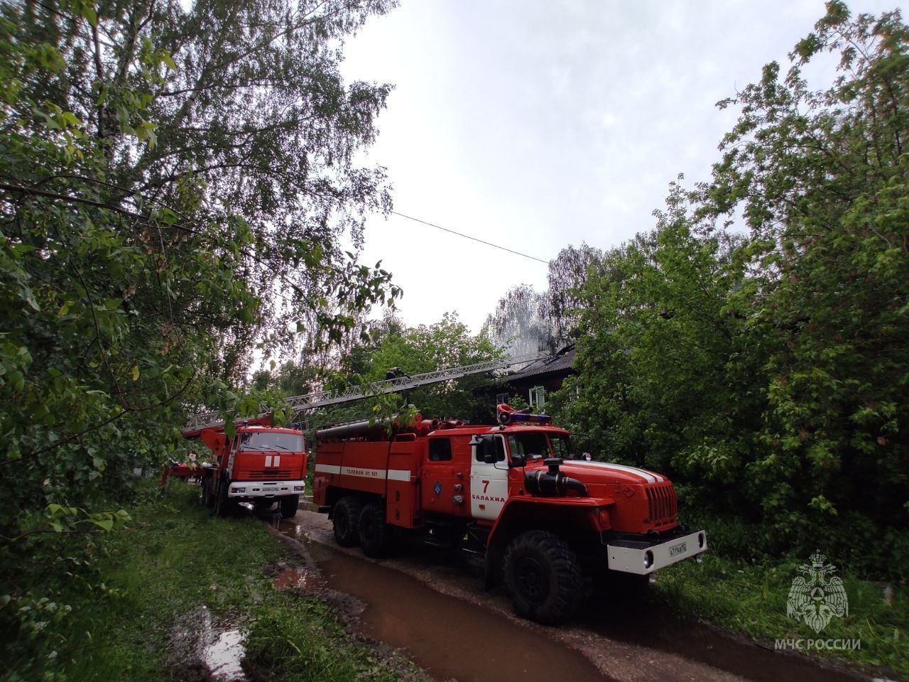 Жилой дом загорелся в Балахне из-за грозового разряда | 03.06.2024 | Нижний  Новгород - БезФормата