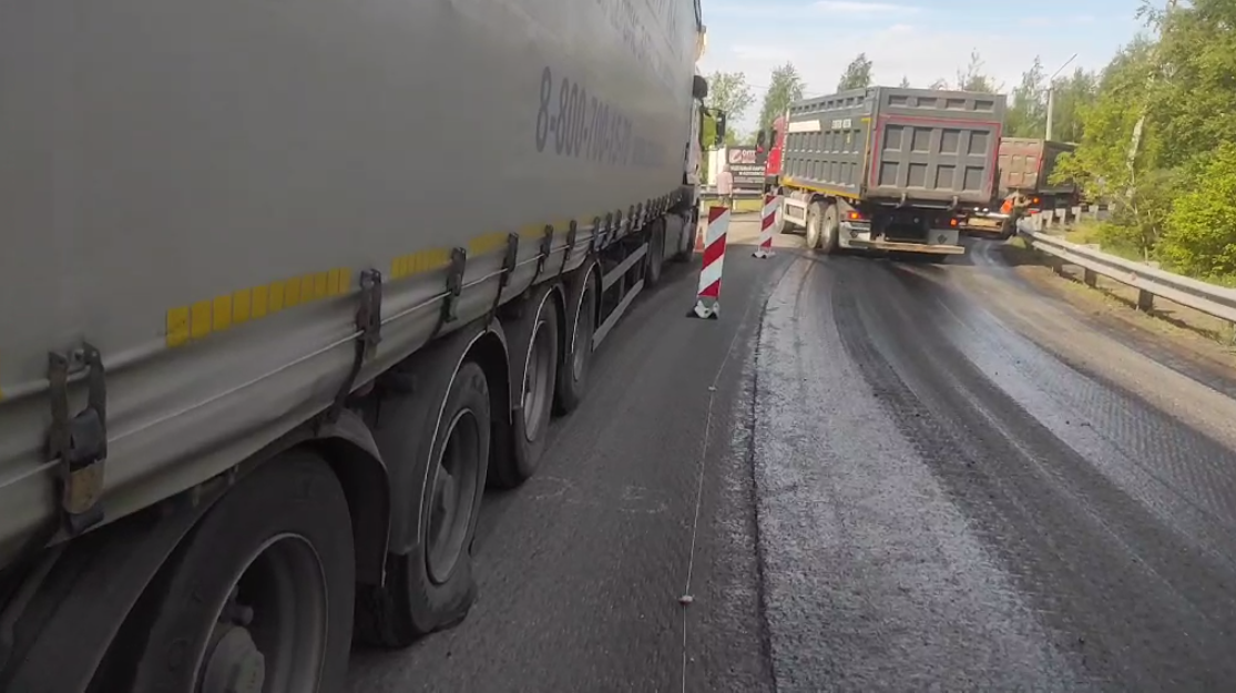 Дорожный рабочий пострадал из-за лопнувшего колеса полуприцепа в Нижнем Новгороде