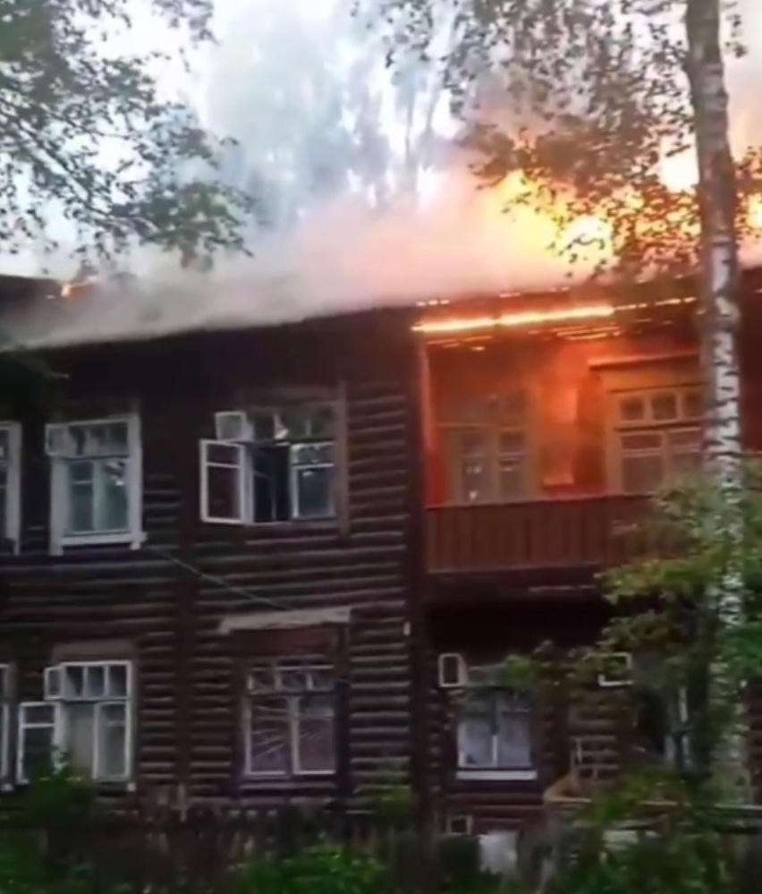 Деревянный дом загорелся на улице Усиевича в Ленинском районе | 04.06.2024  | Нижний Новгород - БезФормата