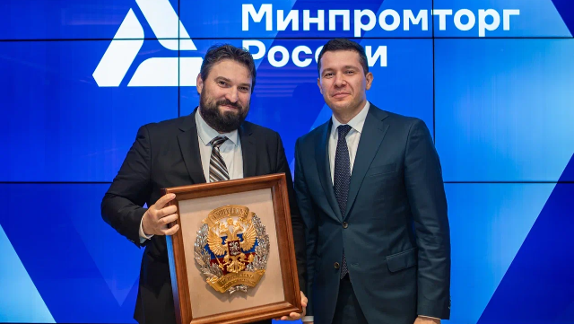 Алиханов вручил гендиректору «Русполимета» Клочаю почетный знак «За успехи в труде»