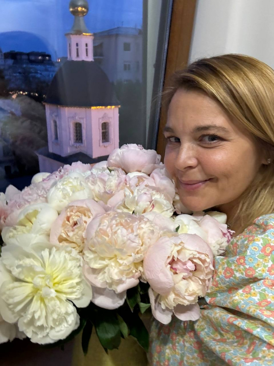 Актриса Ирина Пегова опубликовала фото с цветами от любимого