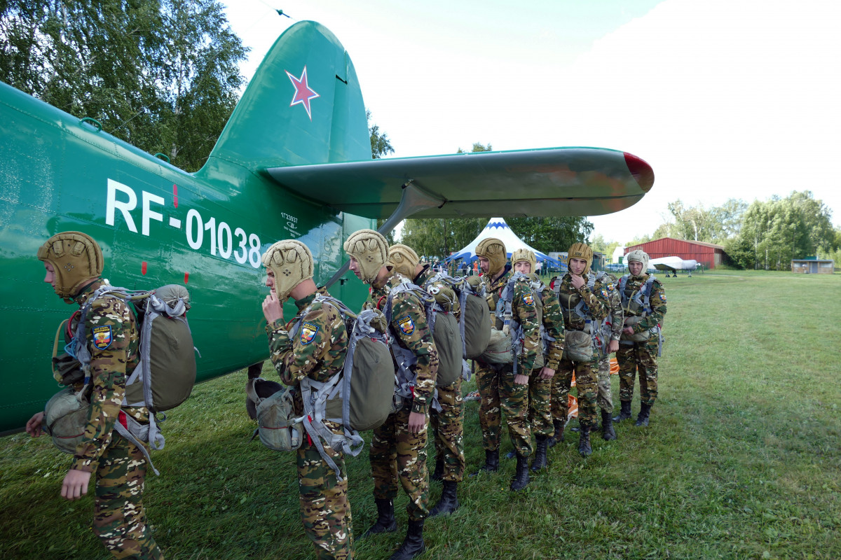 Юные воспитанники военно-патриотического лагеря в Нижнем Новгороде готовятся к прыжкам с парашютом