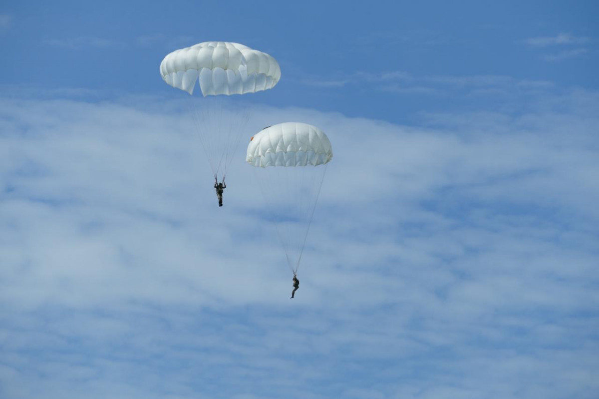 48 воспитанников первой смены лагеря «Хочу стать десантником» впервые прыгнули с парашютом