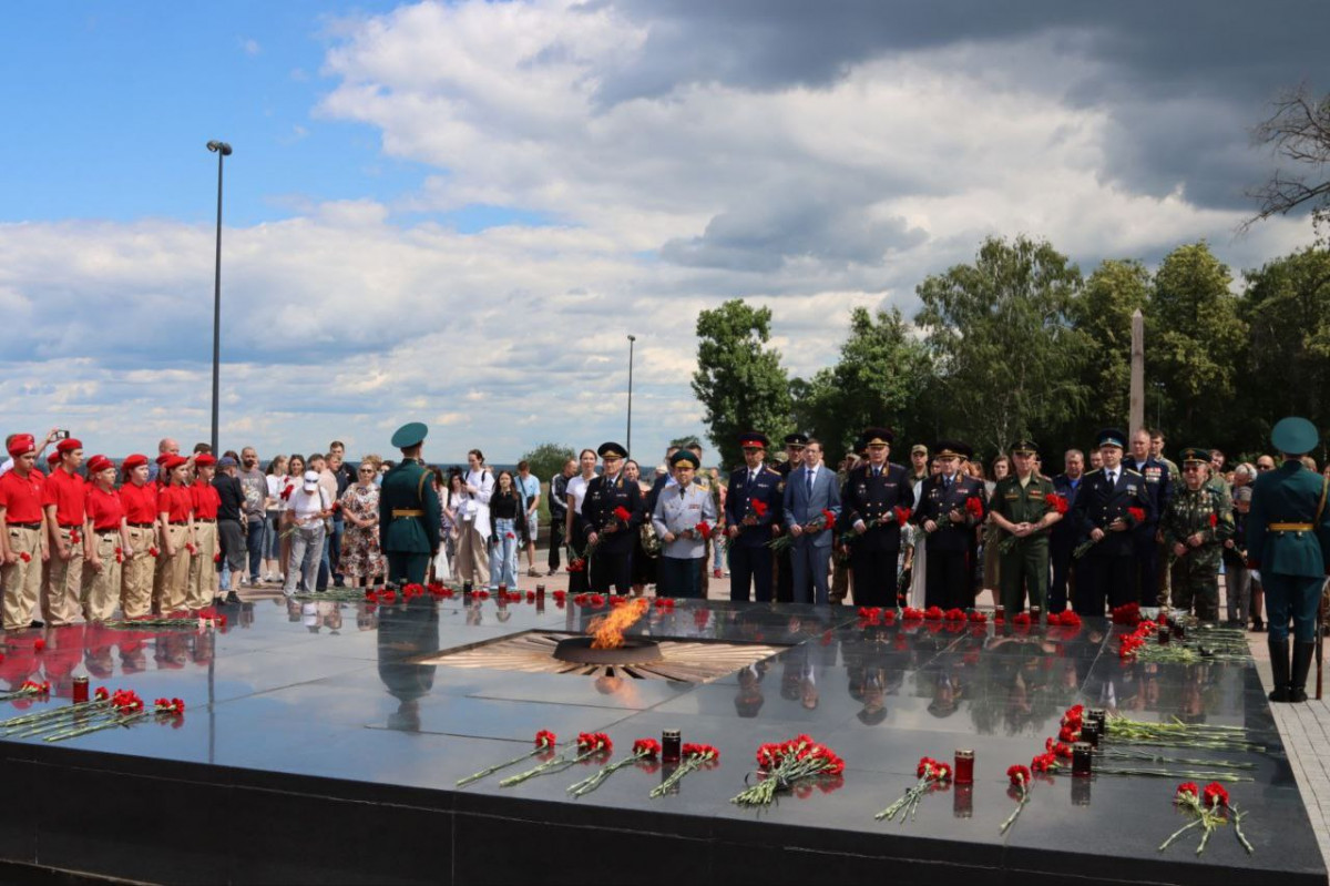 Нижегородцы возложили цветы к мемориалу «Вечный огонь» в Кремле в День памяти и скорби