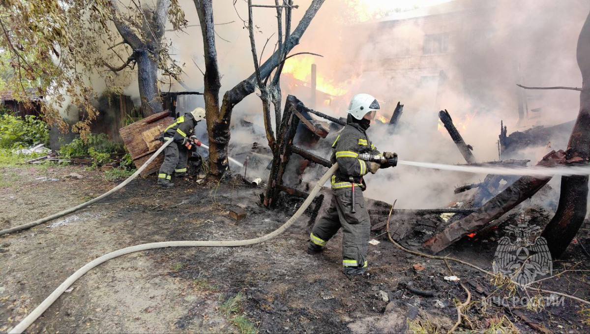 Хозпостройки горят на улице Усиевича в Нижнем Новгороде