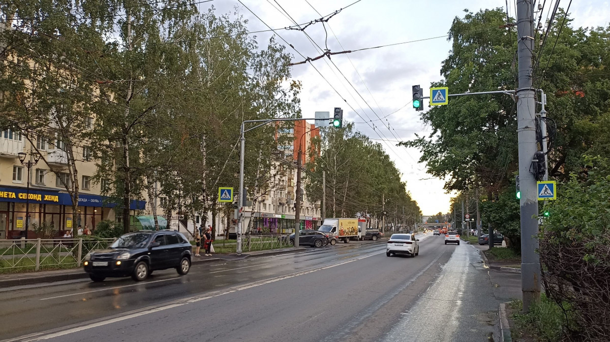 На улице Коминтерна сделали переход со светофором вместо двух «зебр»