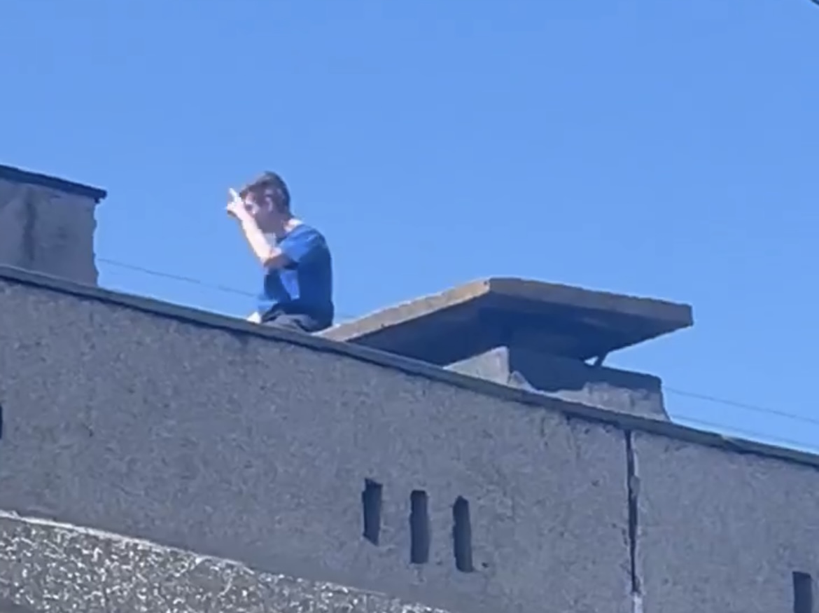 Молодого человека заметили на одной из крыш многоэтажек Дзержинска Нижегородской области