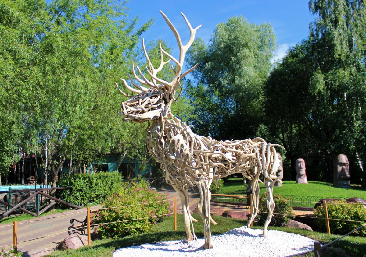 Скульптуру из рогов оленей установили в нижегородском зоопарке «Лимпопо»