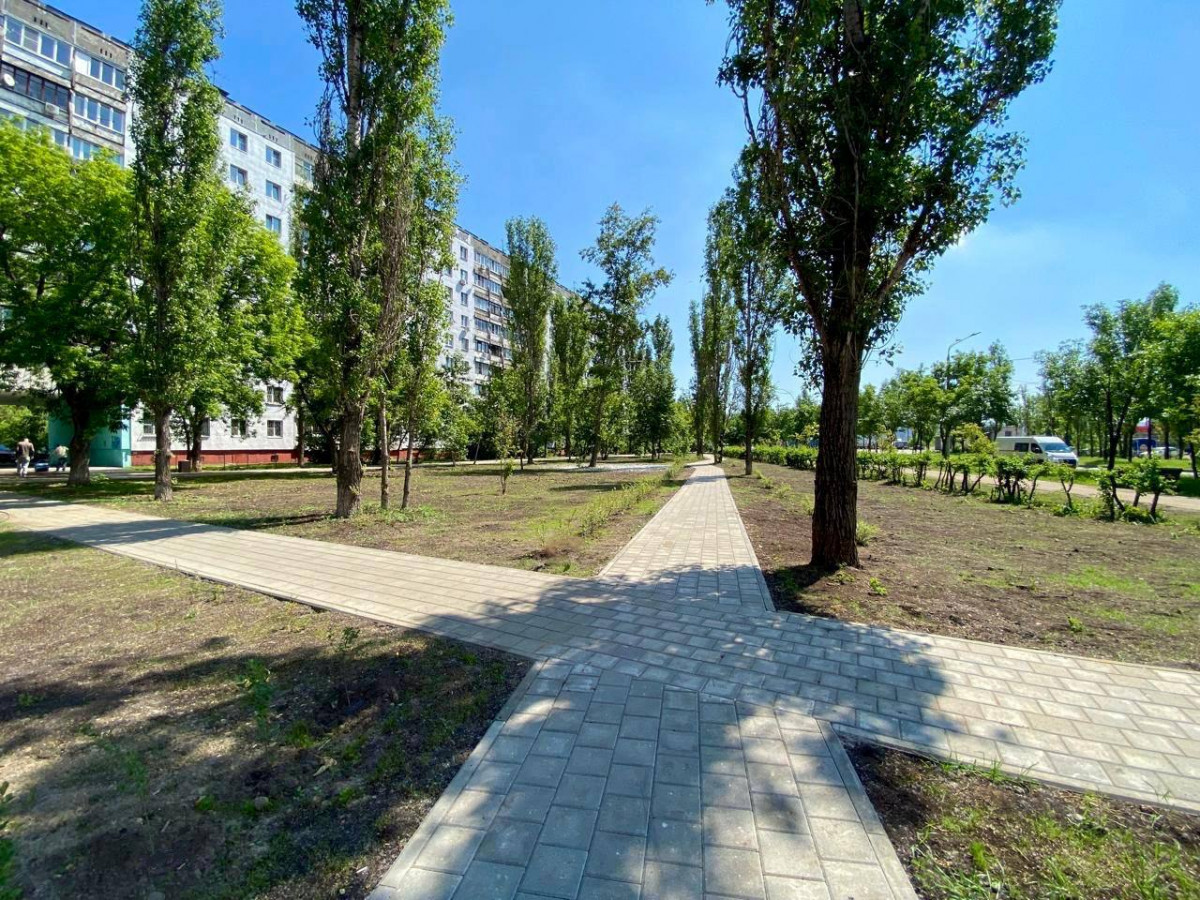 Территорию на улице Акимова благоустроили по федеральному проекту
