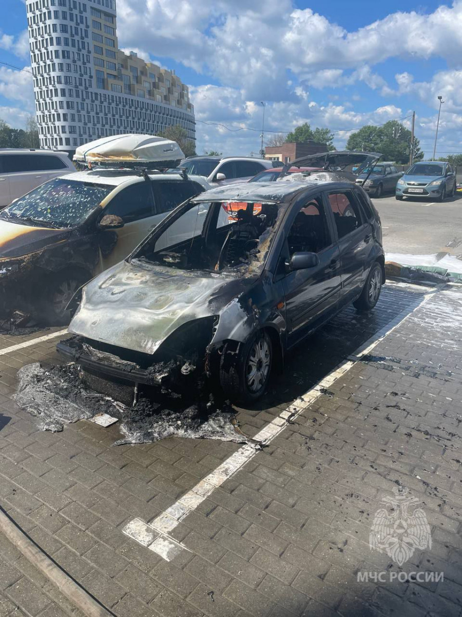 Два автомобиля горели на парковке на Горького утром 29 июня