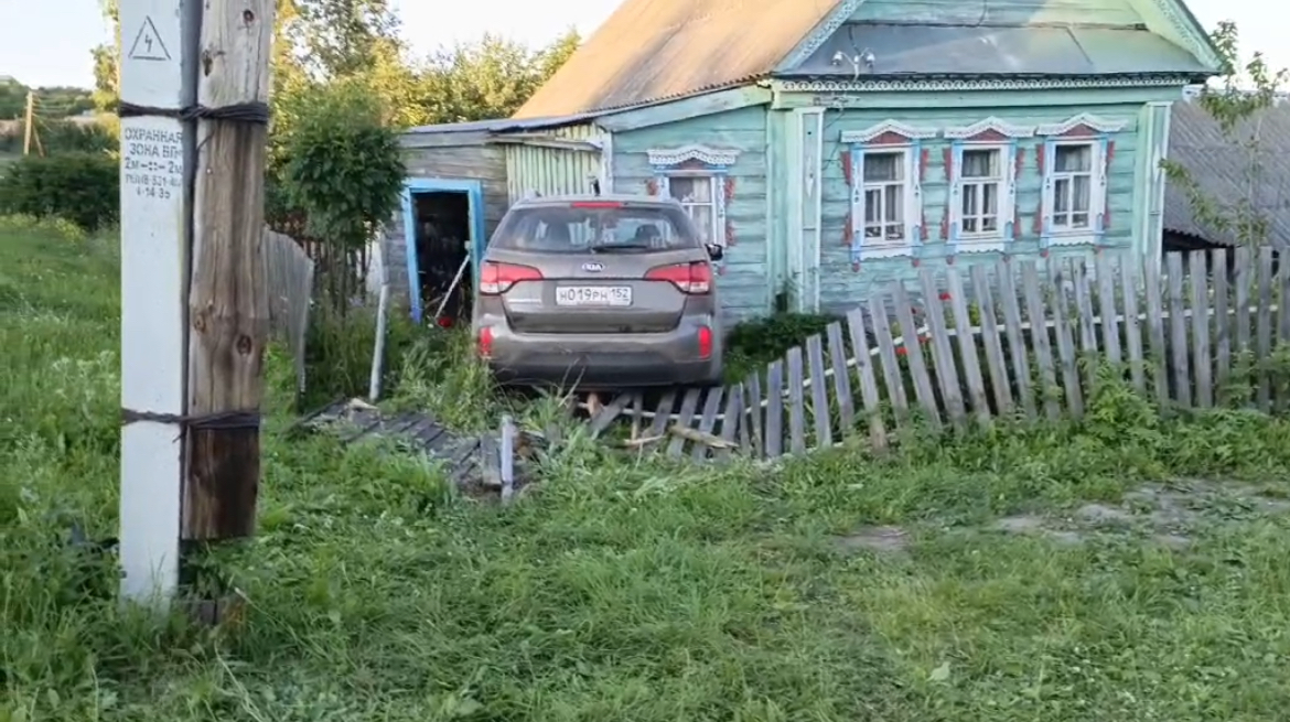 Автоледи въехала в частный дом в Вадском районе Нижегородской области