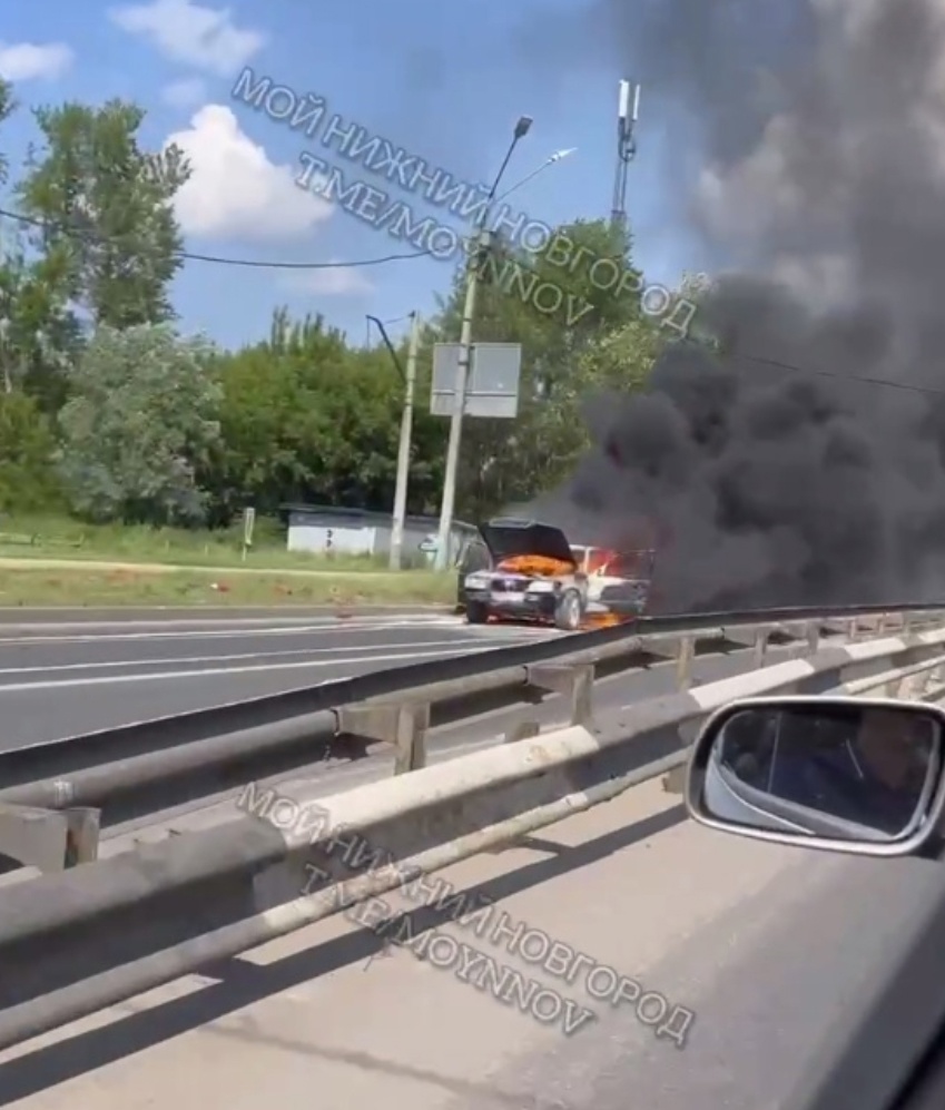 Автомобиль загорелся на дороге в Автозаводском районе