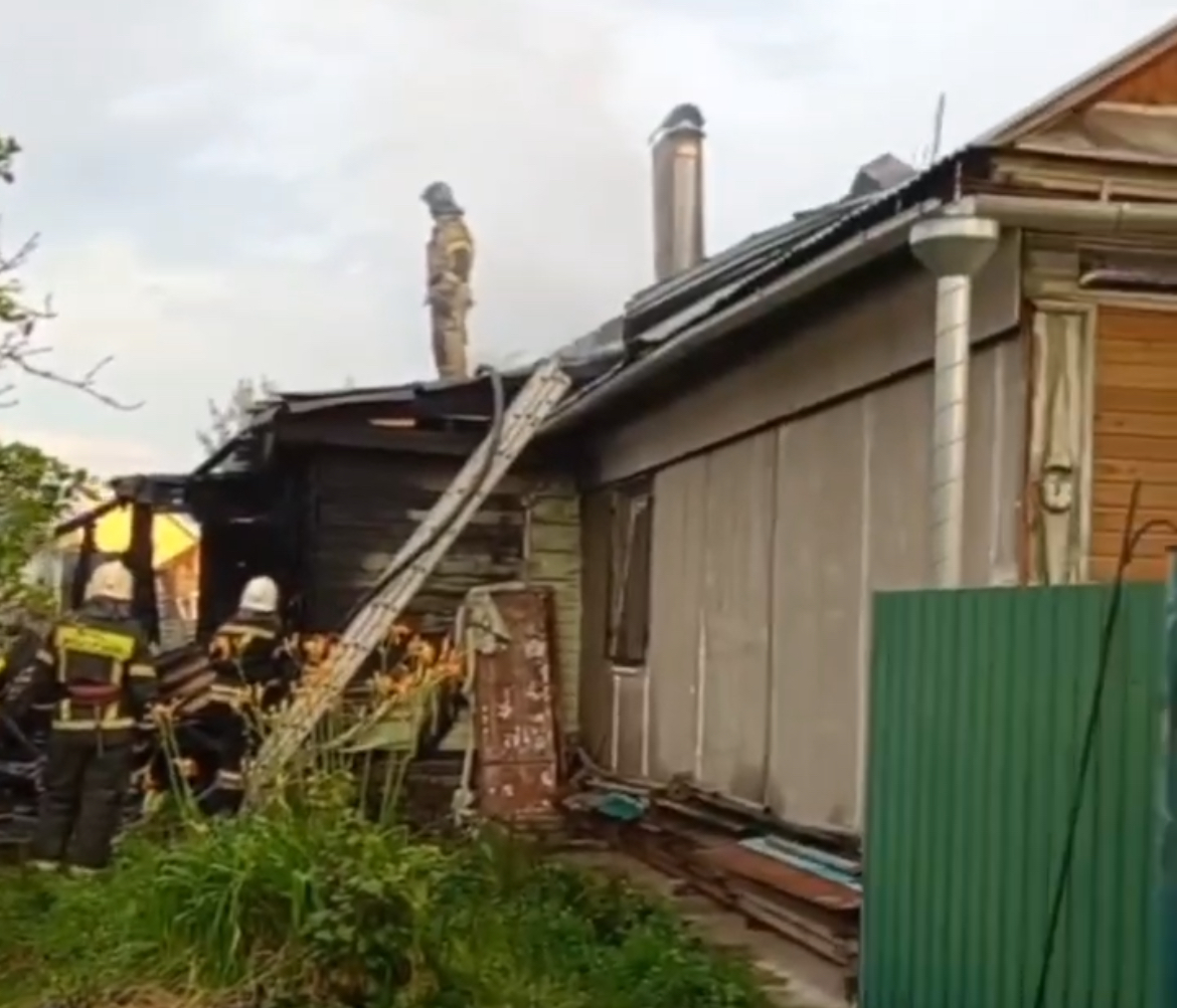 Пожар произошел в частном доме на улице Беломорской в Нижнем Новгороде