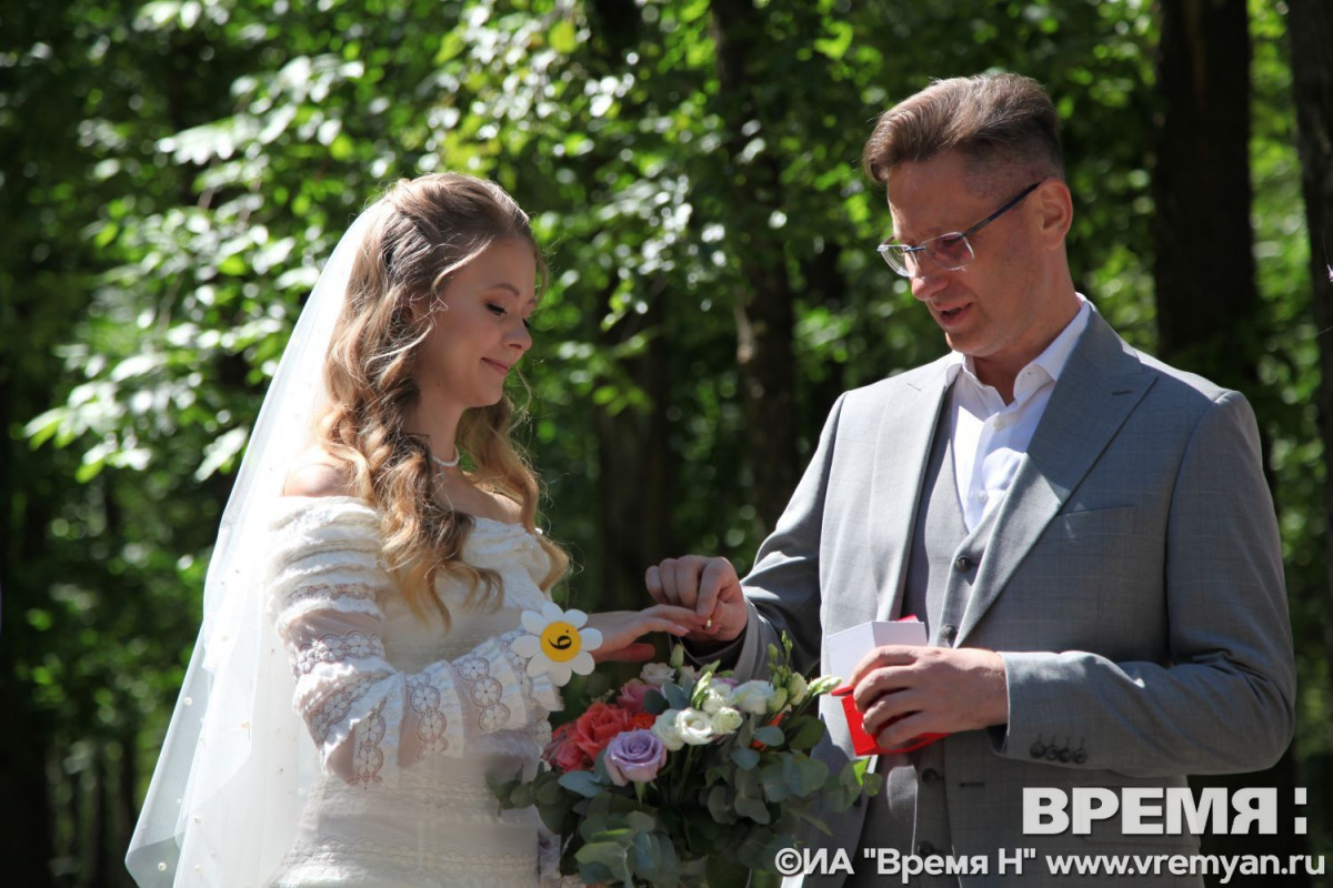 Опубликованы фото церемонии бракосочетания в парке «Швейцария»
