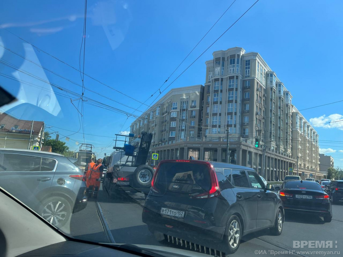 Трамваи встали из-за обрыва проводов на пересечении улиц Горького и Ильинской