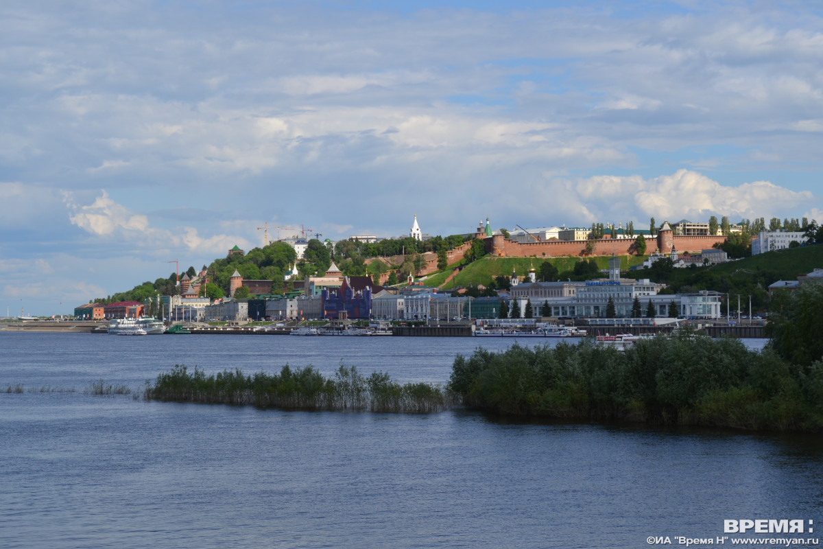 11 взрослых и 8 детей спасли с острова на Волге в Нижнем Новгороде