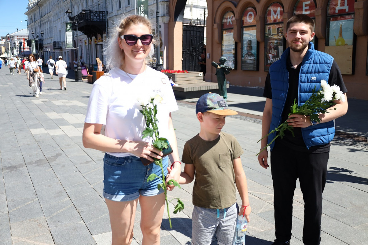 В День семьи, любви и верности нижегородцам подарили ромашки на счастье