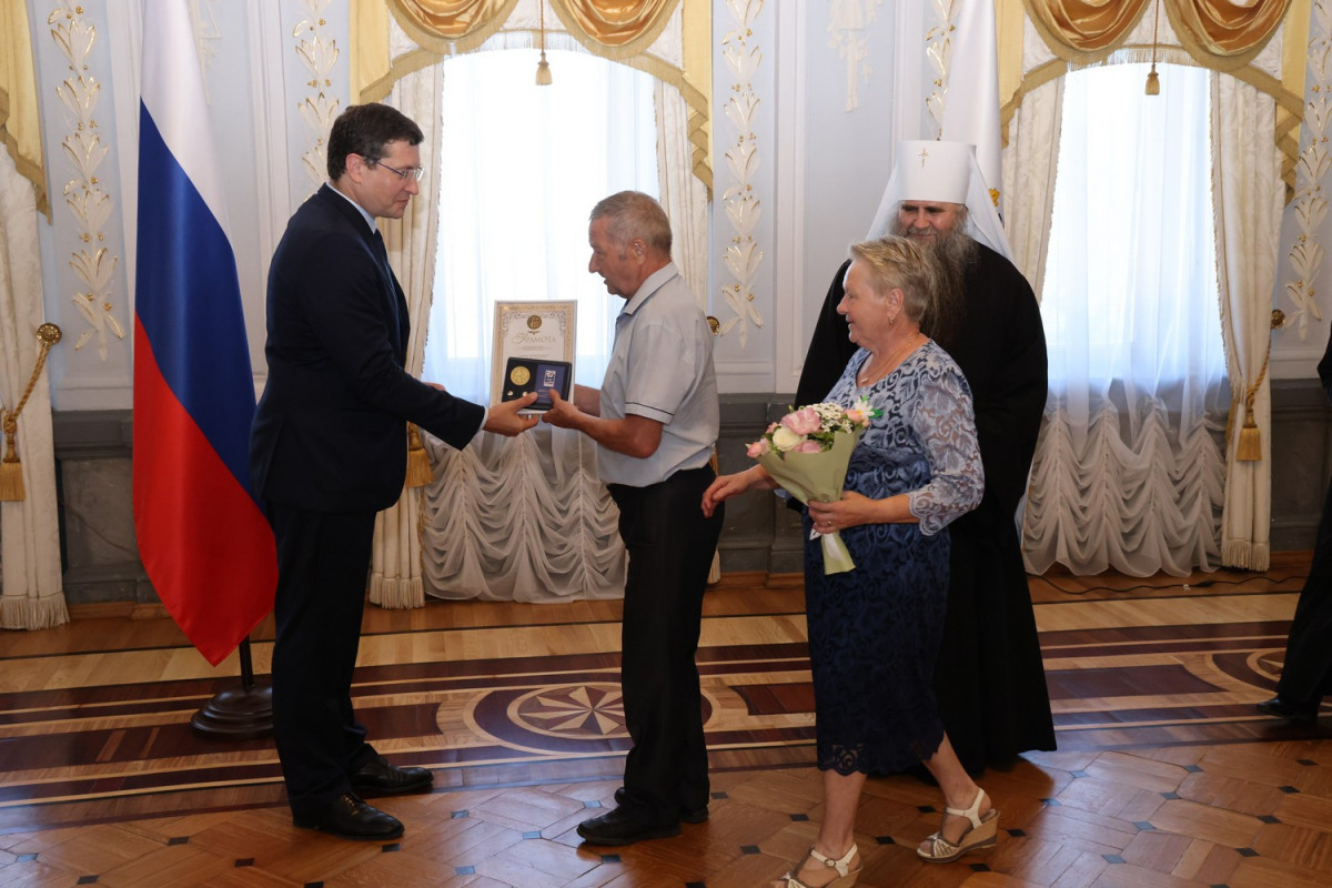 49 нижегородских супружеских пар, проживших в браке более 25 лет, награждены медалью «За любовь и верность»