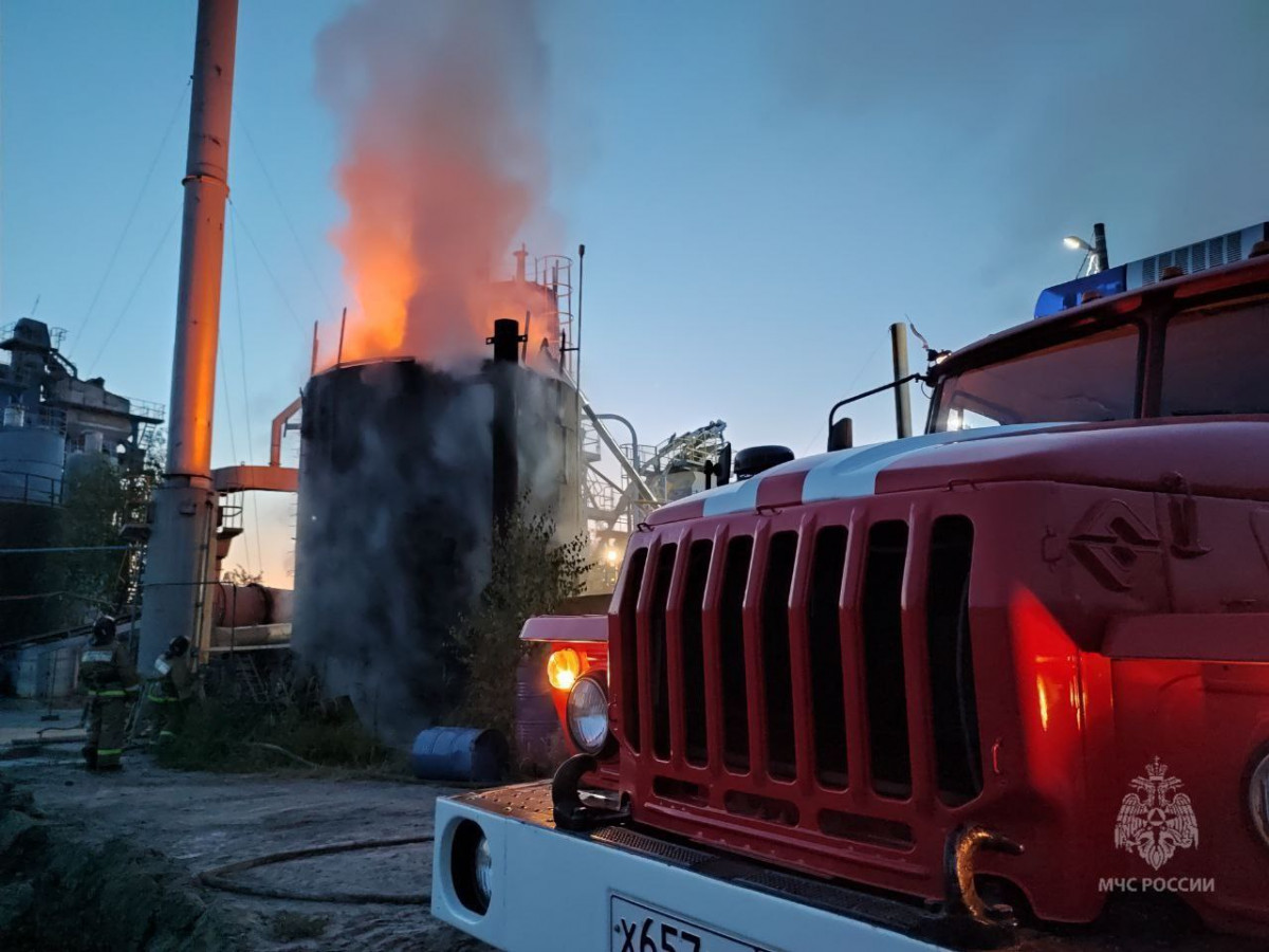 Пожар произошел ночью на асфальтном заводе в Дзержинске