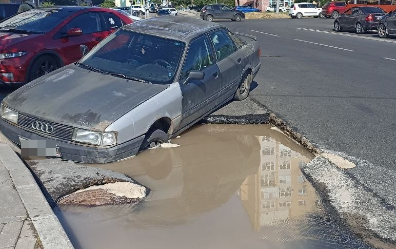 Автомобиль провалился в яму с водой на улице Рокоссовского