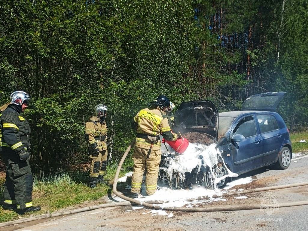 Пожарные погасили загоревшийся автомобиль в Нижегородской области
