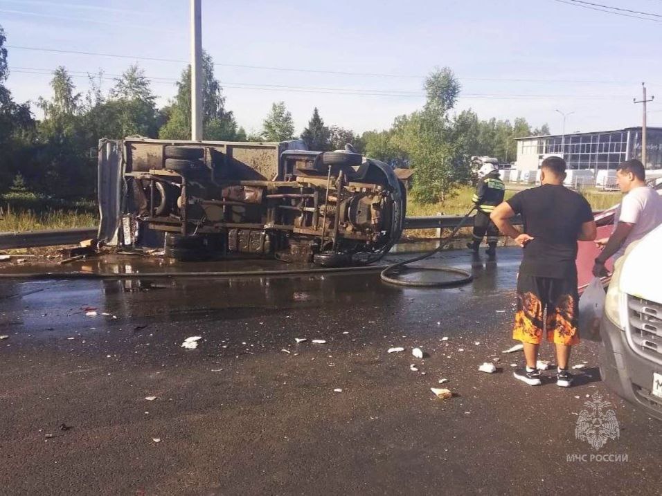 Пожарные работают на месте столкновения 11 автомобилей в Нижнем Новгороде