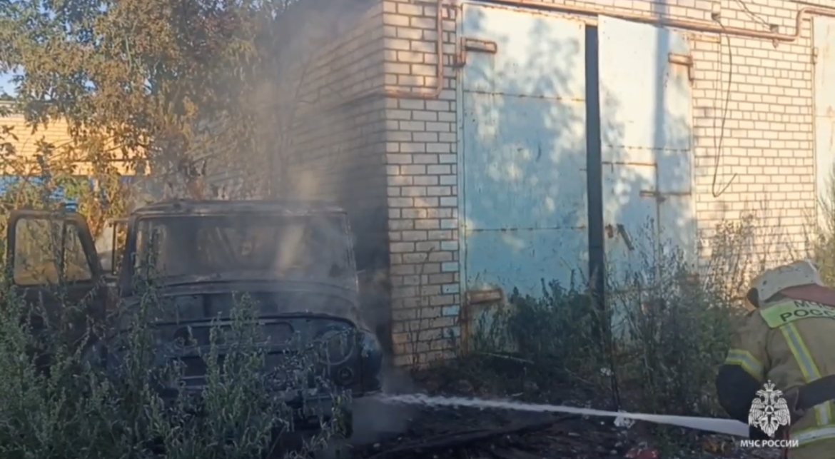 Брошенный УАЗик загорелся в Воротынце Нижегородской области