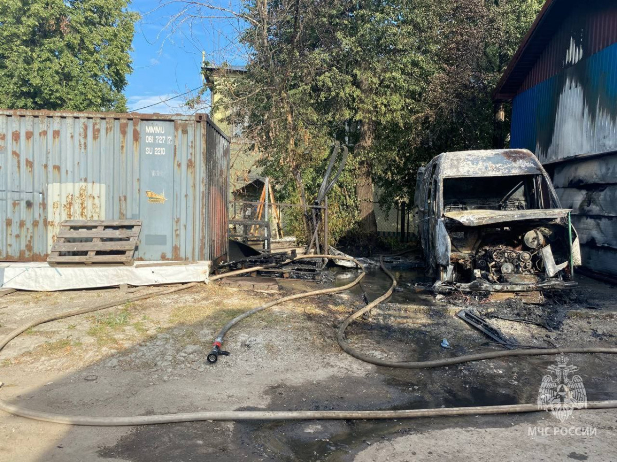 Припаркованный микроавтобус сгорел в Сормовском районе
