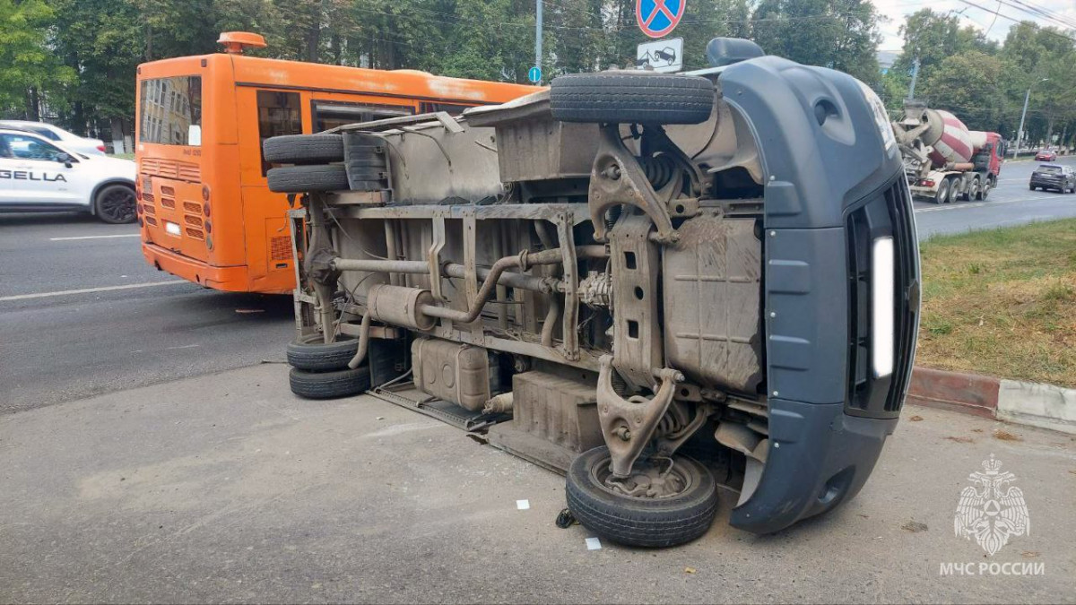 Автобус и «Газель» столкнулись на проспекте Гагарина 18 июля