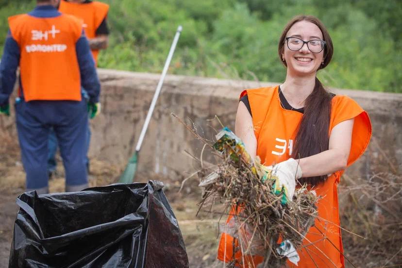 Корпоративные волонтеры «Волгаэнерго» (Эн+) очистили от мусора набережную Оки в рамках экологической акции «360»