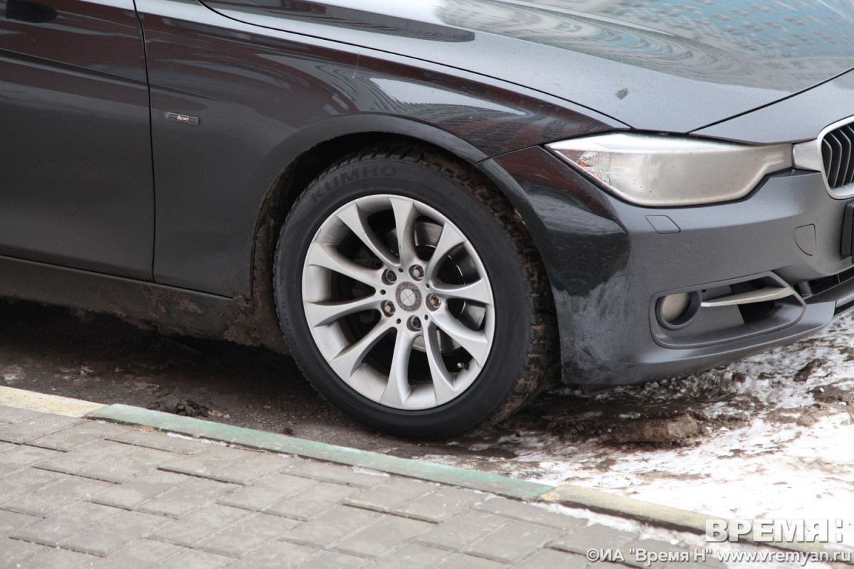 Неизвестные прокалывают колеса автомобилям в Автозаводском районе