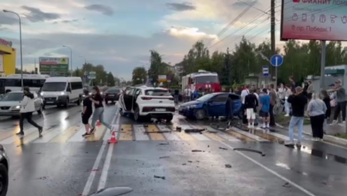 Три автомобиля столкнулись, один из водителей сбил пешехода в Кстово Нижегородской области.