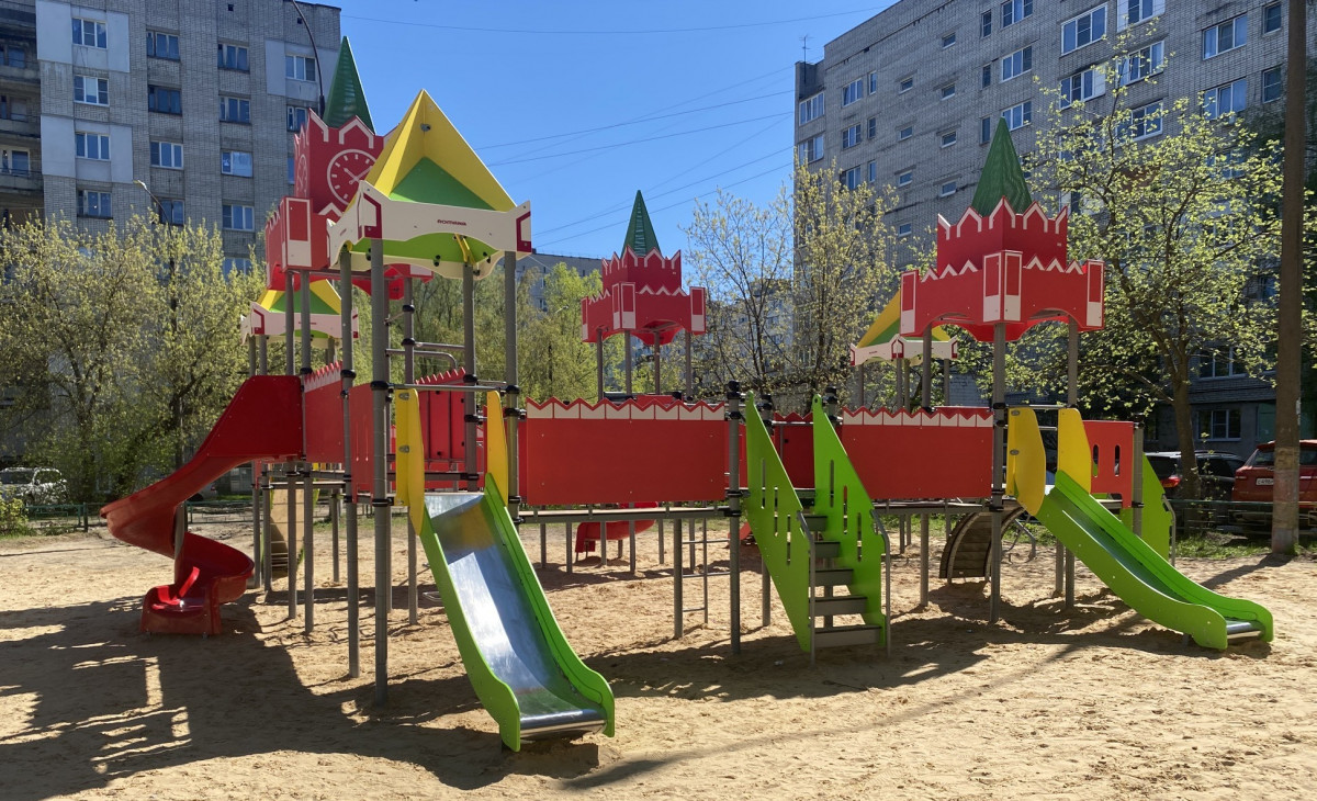Три спортплощадки и три детских комплекса появились в Московском районе