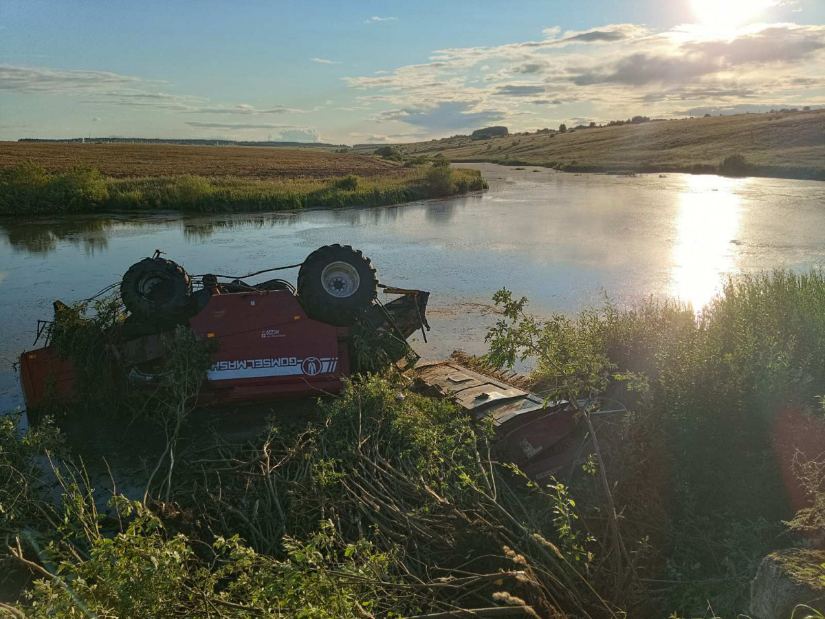 Пьяный водитель утопил комбайн в пруду в Починковском округе