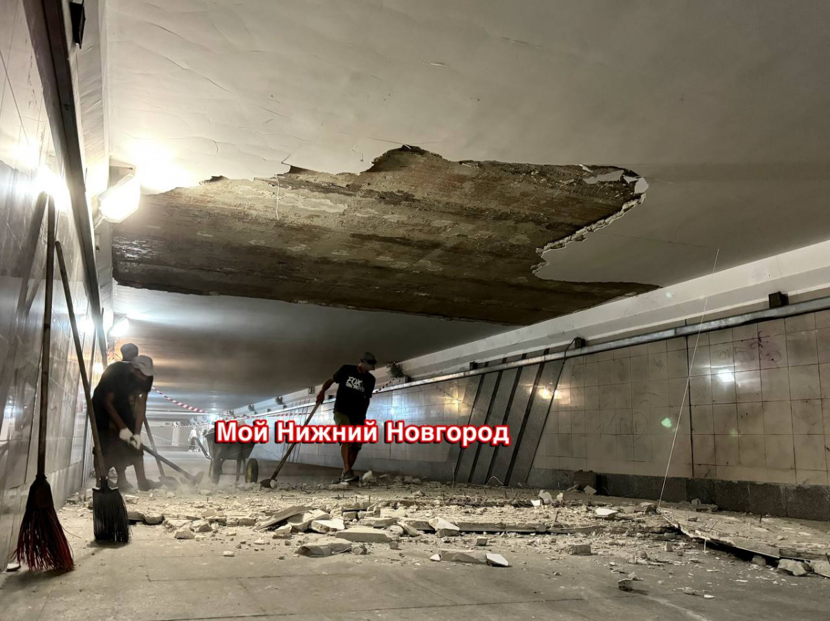 Штукатурка обвалилась с потолка в подземном переходе у нижегородского ТРК «Небо»