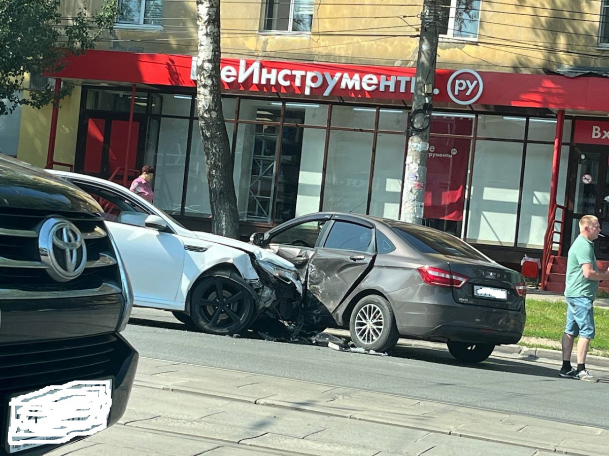Два автомобиля столкнулись в Нижнем Новгороде