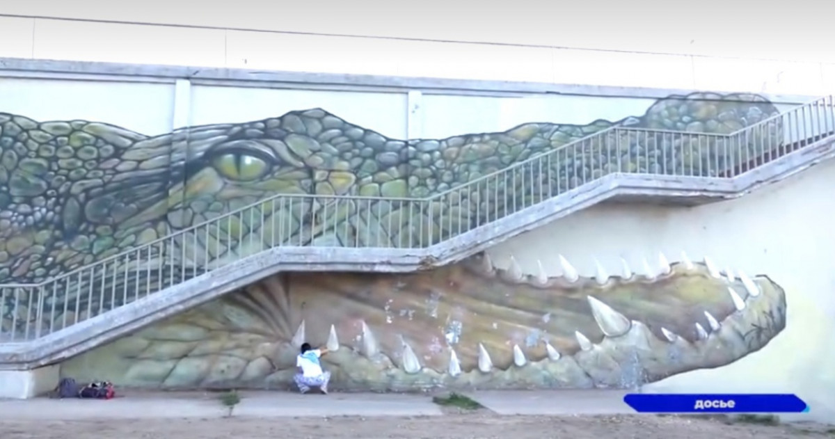 Граффити с крокодилом вернули на стену Канавинского моста
