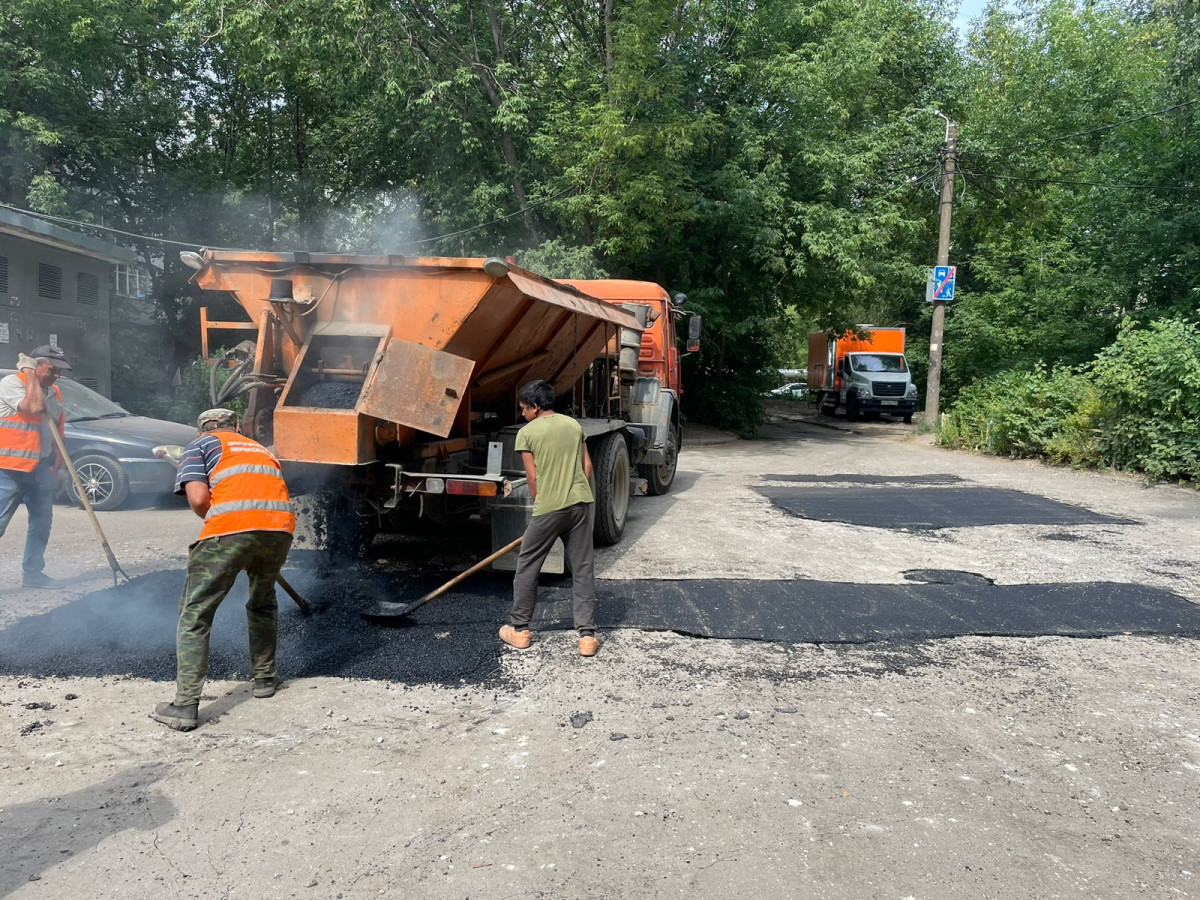 Ямочный ремонт дорог по обращениям нижегородцев продолжается в Московском районе