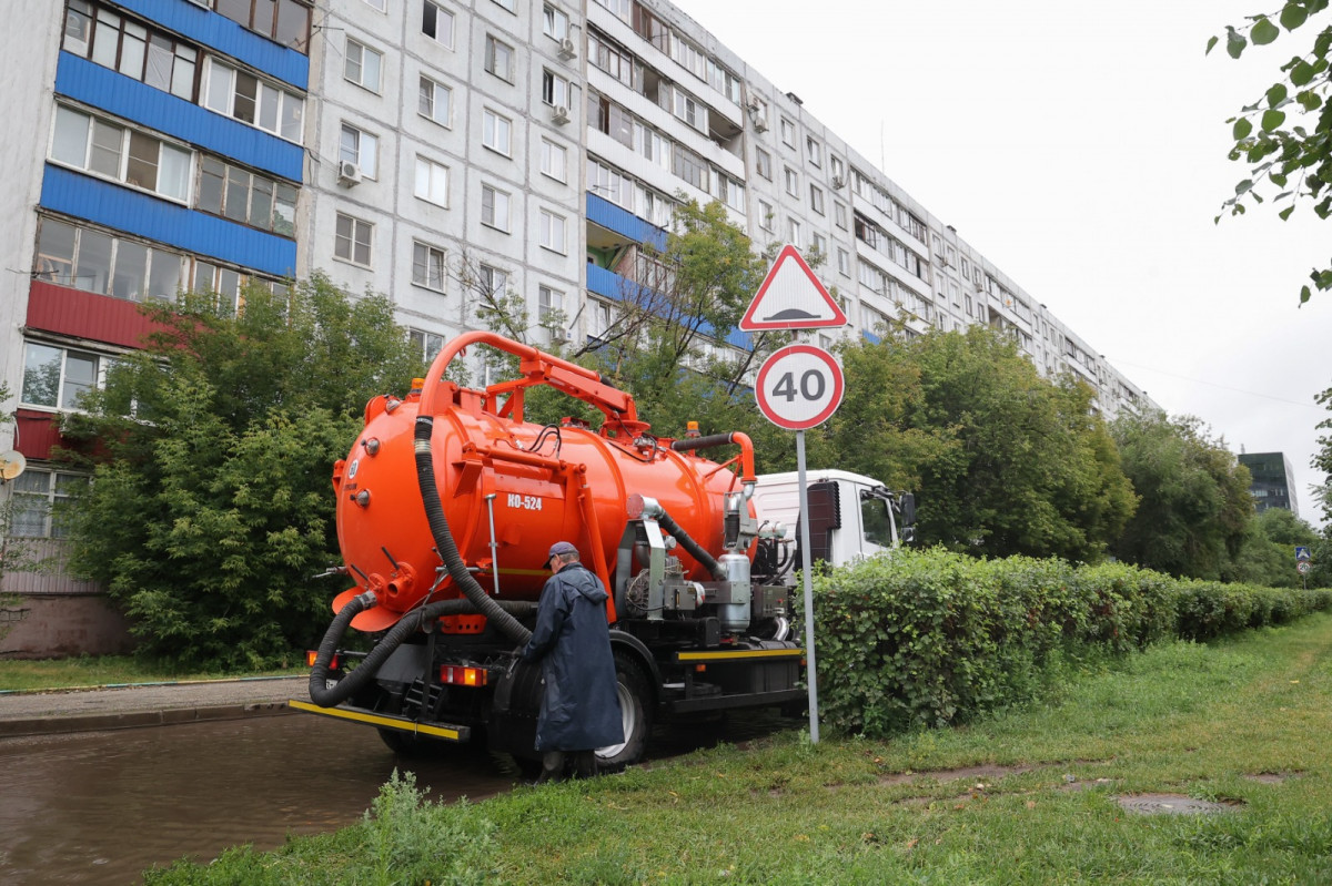 Дорожные и коммунальные службы приступили к работе в связи с дождевым фронтом, накрывшим Нижний Новгород