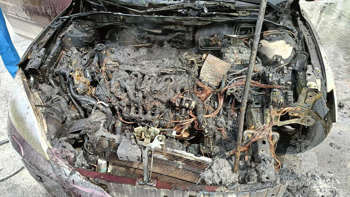 Загоревшийся на ходу автомобиль потушили пожарные в Дзержинске